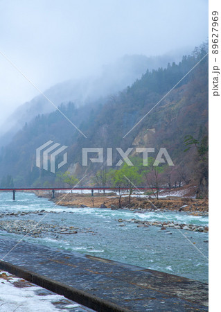 雪どけの魚野川 神弁橋方面の眺め 関越自動車道湯沢IC付近 残雪 早春の風景 雪どけの魚野川 神弁橋方面の眺め 関越自動車道湯沢IC付近 残雪 早春の風景 89627969