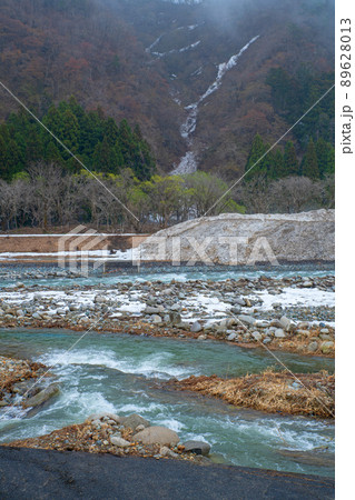雪どけの魚野川 神弁橋上流の眺め 関越自動車道湯沢IC付近 残雪 早春の風景 雪どけの魚野川 神弁橋上流の眺め 関越自動車道湯沢IC付近 残雪 早春の風景 89628013