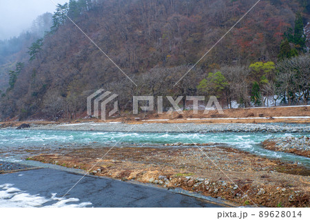 雪どけの魚野川　神弁橋上流の眺め　関越自動車道湯沢IC付近　残雪　早春の風景　 89628014