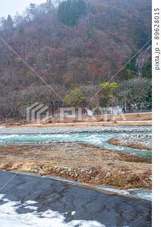 雪どけの魚野川 神弁橋上流の眺め 関越自動車道湯沢IC付近 残雪 早春の風景 雪どけの魚野川 神弁橋上流の眺め 関越自動車道湯沢IC付近 残雪 早春の風景 89628015