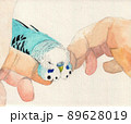 ほっぺを撫でられるセキセイインコ 89628019