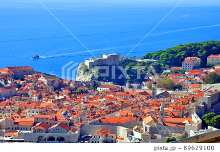 クロアチア　世界文化遺産　風光明媚なアドリア海沿いの道から見下ろすドブロブニクも街並み 89629100