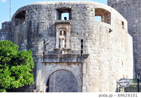 クロアチア　世界文化遺産　ドブロヴニク　ピレ門　守護聖人、聖ヴラホ像 89629101