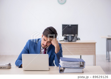 Young male employee working in the office Young male employee working in the office 89629126