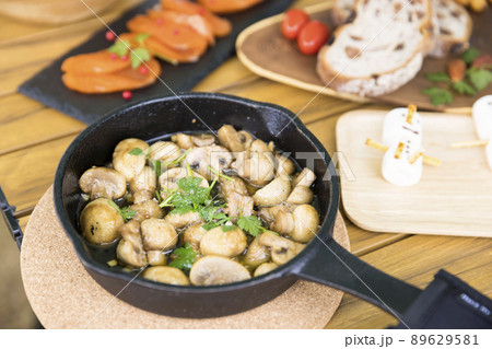 キャンプ飯　アウトドア料理　キャンプ料理イメージ 89629581