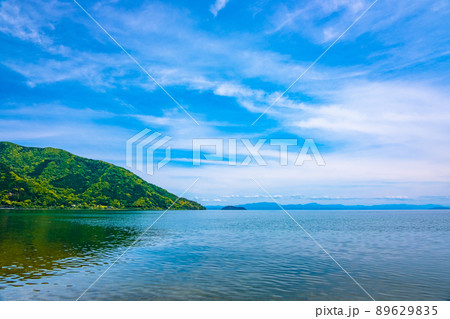 新緑の海津大崎と竹生島 89629835