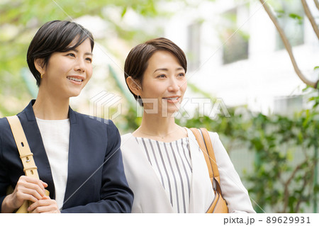 働く女性たち　屋外 89629931