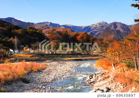 水上の諏訪峡　秋の紅葉 89630897