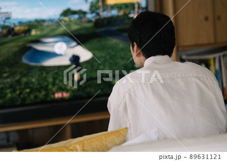 テレビゲームをする男性 89631121