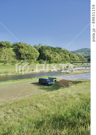 春　月山富田城の麓の河川敷でキャンプを楽しむ　 89631159