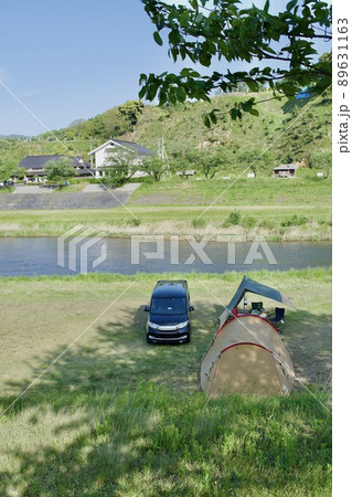 春　月山富田城の麓の河川敷でキャンプを楽しむ　 89631163