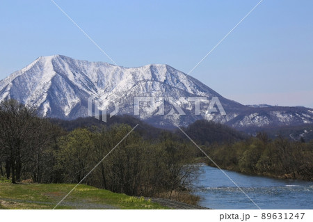 春の尻別岳・尻別川（北海道京極町） 89631247