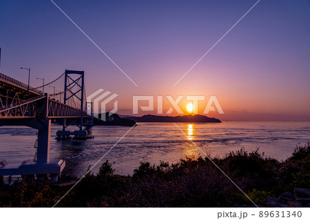兵庫県南あわじ市　道の駅うずしおから見る大鳴門橋の夕陽 89631340
