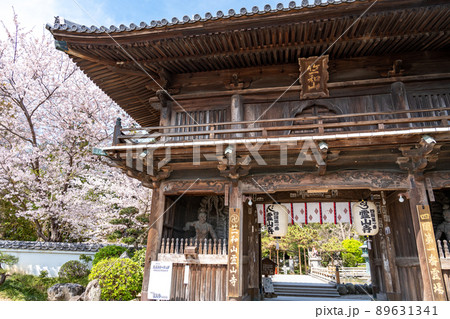 徳島県鳴門市　四国遍路の一番札所である霊山寺の春の仁王門 89631341
