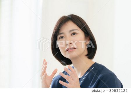 コミュニケーションをを取る医療従事者の女性 89632122