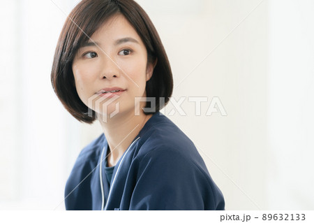 コミュニケーションをを取る医療従事者の女性 コミュニケーションをを取る医療従事者の女性 89632133
