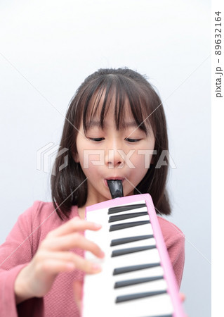 鍵盤ハーモニカを演奏する女の子 鍵盤ハーモニカを演奏する女の子 89632164