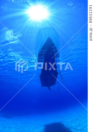 限りなく透明な海に浮かぶボートと輝く太陽 89632291