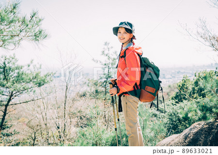 登山 登頂 トレッキング 女性 登山 登頂 トレッキング 女性 89633021