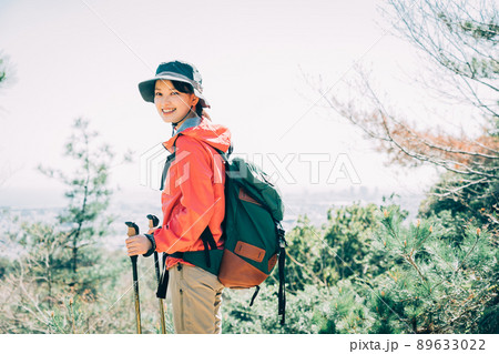 登山　登頂　トレッキング　女性 89633022