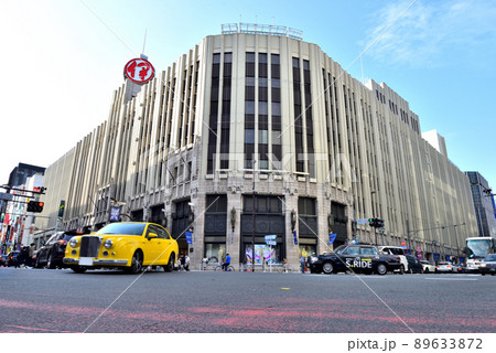 新宿三丁目交差点を行き交う車両 89633872