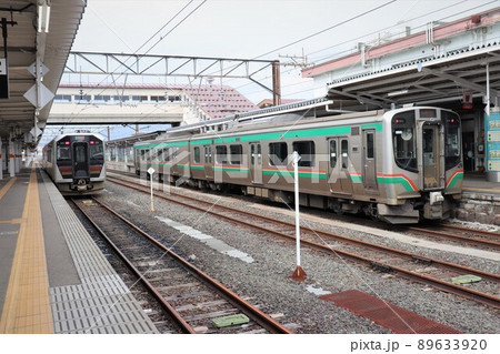 ディーゼルカーと電車 磐越西線 会津若松駅 福島県 ディーゼルカーと電車 磐越西線 会津若松駅 福島県 89633920