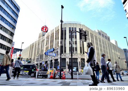 新宿三丁目交差点を行き交う人々 89633960