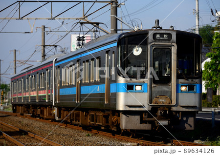 予讃線を走る7000系＋7200系普通電車3両（ビビッド調） 89634126