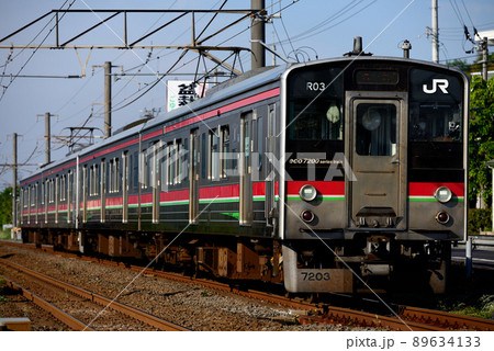予讃線を走る7200系普通電車4両（ビビッド調） 89634133