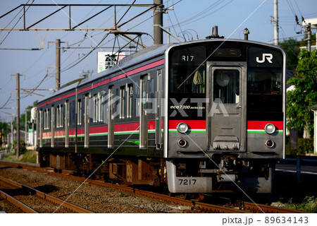 予讃線を走る7200系普通電車2両（ビビッド調） 89634143