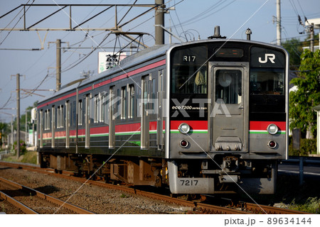 予讃線を走る7200系普通電車2両 予讃線を走る7200系普通電車2両 89634144
