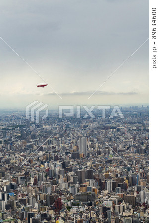 大都会の空に飛行船が浮かぶ 89634600