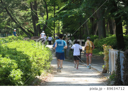公園をランニングする市民ランナー 公園をランニングする市民ランナー 89634712