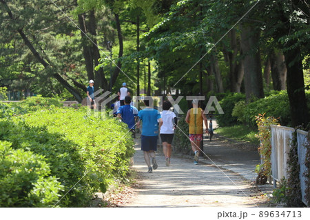 公園をランニングする市民ランナー 公園をランニングする市民ランナー 89634713