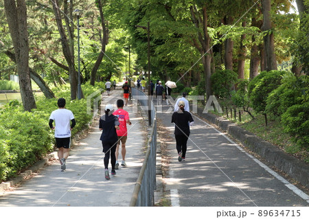 公園をランニングする市民ランナー 89634715