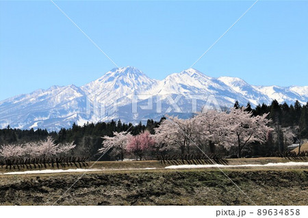 国道18沿いから眺める残雪の妙高山 89634858