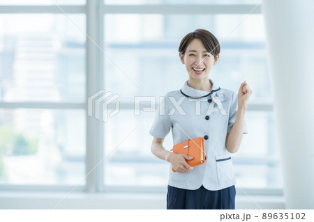 ガッツポーズをする制服を着たフタッフ 89635102