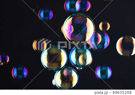 グレーの背景に映えるシャボン玉 Soap bubble グレーの背景に映えるシャボン玉 Soap bubble 89635208