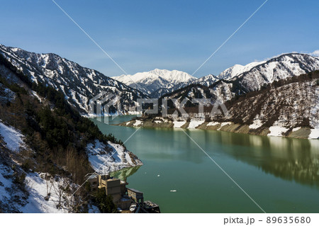 黒部のダム湖から見る雪の被る山岳 89635680