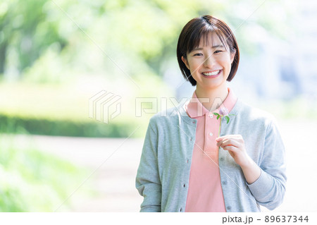 介護士　女性介護スタッフ　新緑 89637344