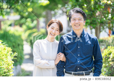 笑顔のミドル夫婦(カップル・屋外・新緑) 笑顔のミドル夫婦(カップル・屋外・新緑) 89638002