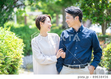 笑顔のミドル夫婦(カップル・屋外・新緑) 笑顔のミドル夫婦(カップル・屋外・新緑) 89638456