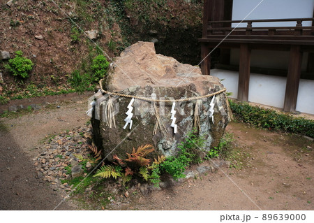京都宇治上神社に置いてある注連縄と下がりを付け大きな石、日本的な風物 京都宇治上神社に置いてある注連縄と下がりを付け大きな石、日本的な風物 89639000