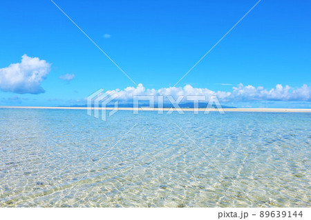 沖縄　竹富島　青空と海 89639144