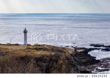 【新潟県・佐渡ジオパーク】海底火山で出来た地形　沢崎灯台 89639284