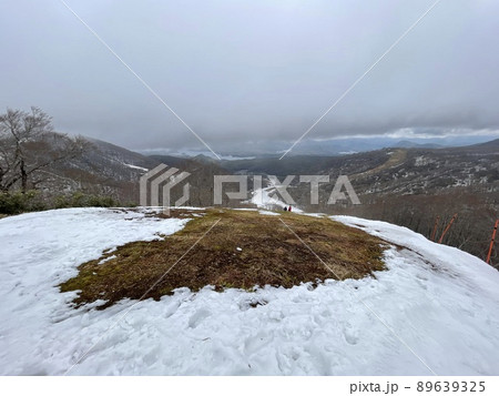 2022年5月のゴールデンウィークの福島県裏磐梯の猫魔スキー場のゲレンデ 89639325