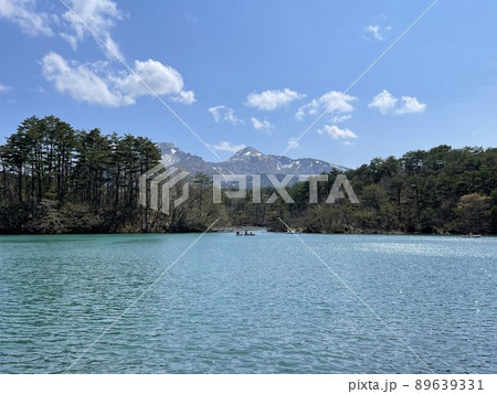 2022年5月のゴールデンウィークの福島県裏磐梯の五色沼からの磐梯山の眺め 89639331