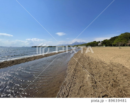 2022年5月のゴールデンウィークの福島県猪苗代湖の志田浜からの磐梯山の眺め 89639481