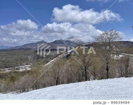 2022年5月のゴールデンウィークの福島県裏磐梯の猫魔スキー場のゲレンデ 89639484