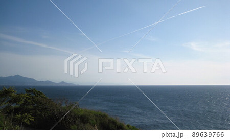 岬から見える日本海と米山と飛行機雲 89639766
